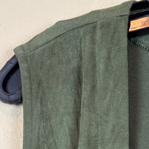 Faith and Joy Green Faux Suede Sleeveless Open Front Cardigan with Fringe Hem - Picture 5 of 16